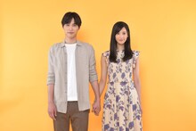 左から福士蒼汰演じる花巻みこと、菜々緒演じる花巻沙羅。
