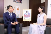 左から鈴木大地、三吉彩花。