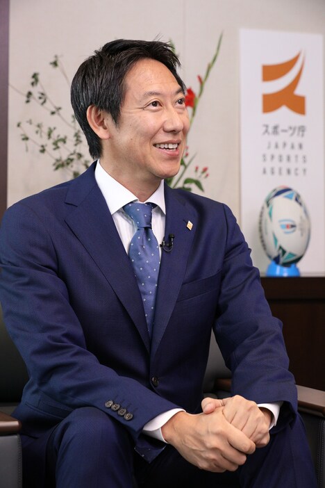 左から鈴木大地、三吉彩花。