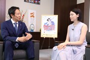 左から鈴木大地、三吉彩花。