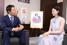 左から鈴木大地、三吉彩花。