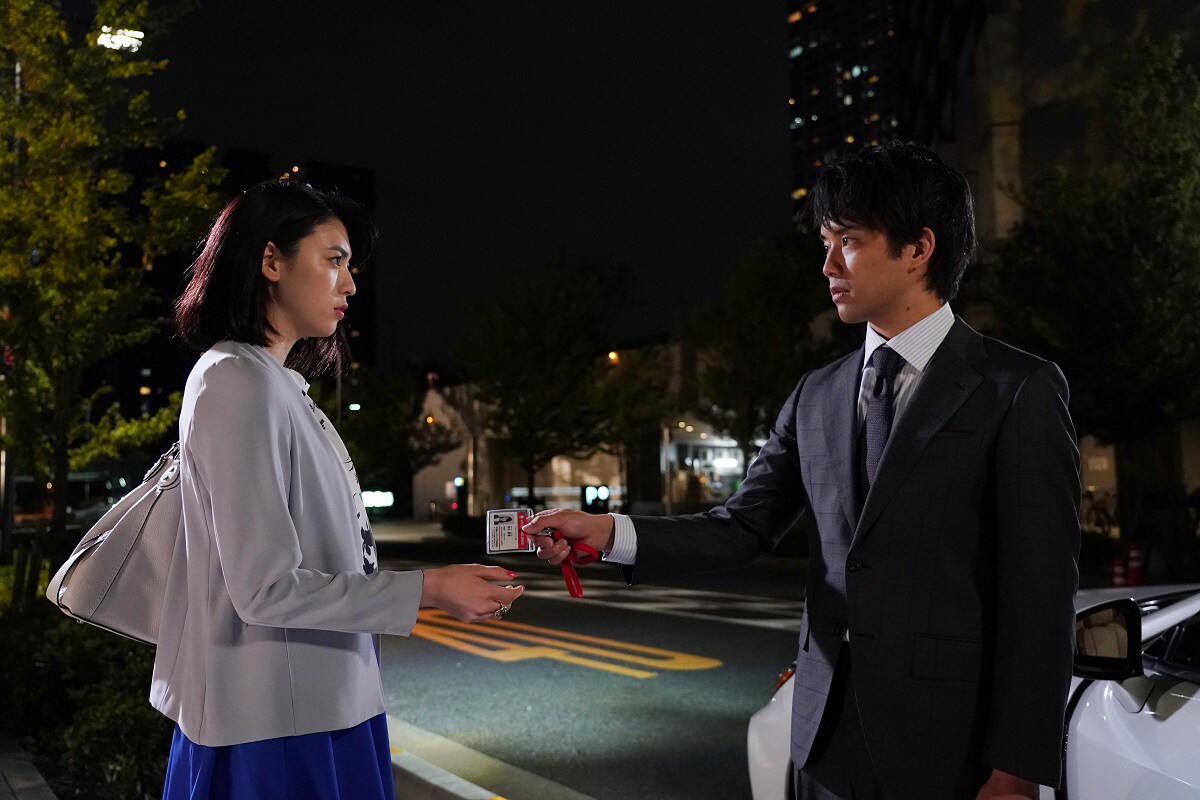 三吉彩花と三浦貴大が夜の公園で優雅に踊る「ダンスウィズミー」新映像