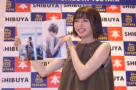 “あざとプリン”のページを見せる市川美織。