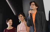左から新海ひろ子、ステファニー・アリアン、大久保裕太。