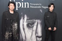 左から永瀬正敏、岩田剛典。