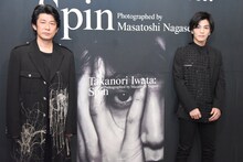 左から永瀬正敏、岩田剛典。