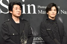 左から永瀬正敏、岩田剛典。