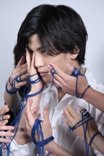 永瀬正敏がディレクションを担当した、岩田剛典とファンによるフォトシューティングの様子。