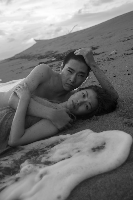 「火口のふたり」より、野村佐紀子の撮り下ろし写真。