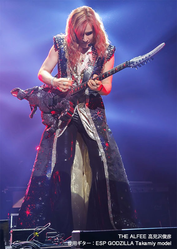 ESP GODZILLA Takamiy modelを弾く高見沢俊彦（THE ALFEE）。(c)Makoto Kurosawa