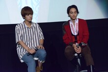 VTRが映るモニターを見つめる奥野壮（左）、一ノ瀬颯（右）。