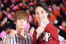 「劇場版 仮面ライダージオウ Over Quartzer」「騎士竜戦隊リュウソウジャー THE MOVIE タイムスリップ！恐竜パニック!!」大ヒット御礼舞台挨拶の様子。左より奥野壮、一ノ瀬颯。