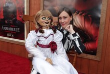 「アナベル 死霊博物館」USプレミアにて、左からアナベル、ヴェラ・ファーミガ。