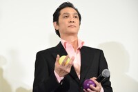 サイン入りボールを持つ加藤雅也。