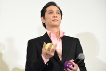 サイン入りボールを持つ加藤雅也。