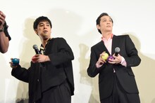 サイン入りボールを投げようとする加藤雅也（右）とカトウシンスケ（左）。
