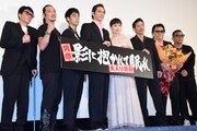 左から小沢和義、若旦那、カトウシンスケ、加藤雅也、中村ゆり、松本利夫、和泉聖治、中野英雄。