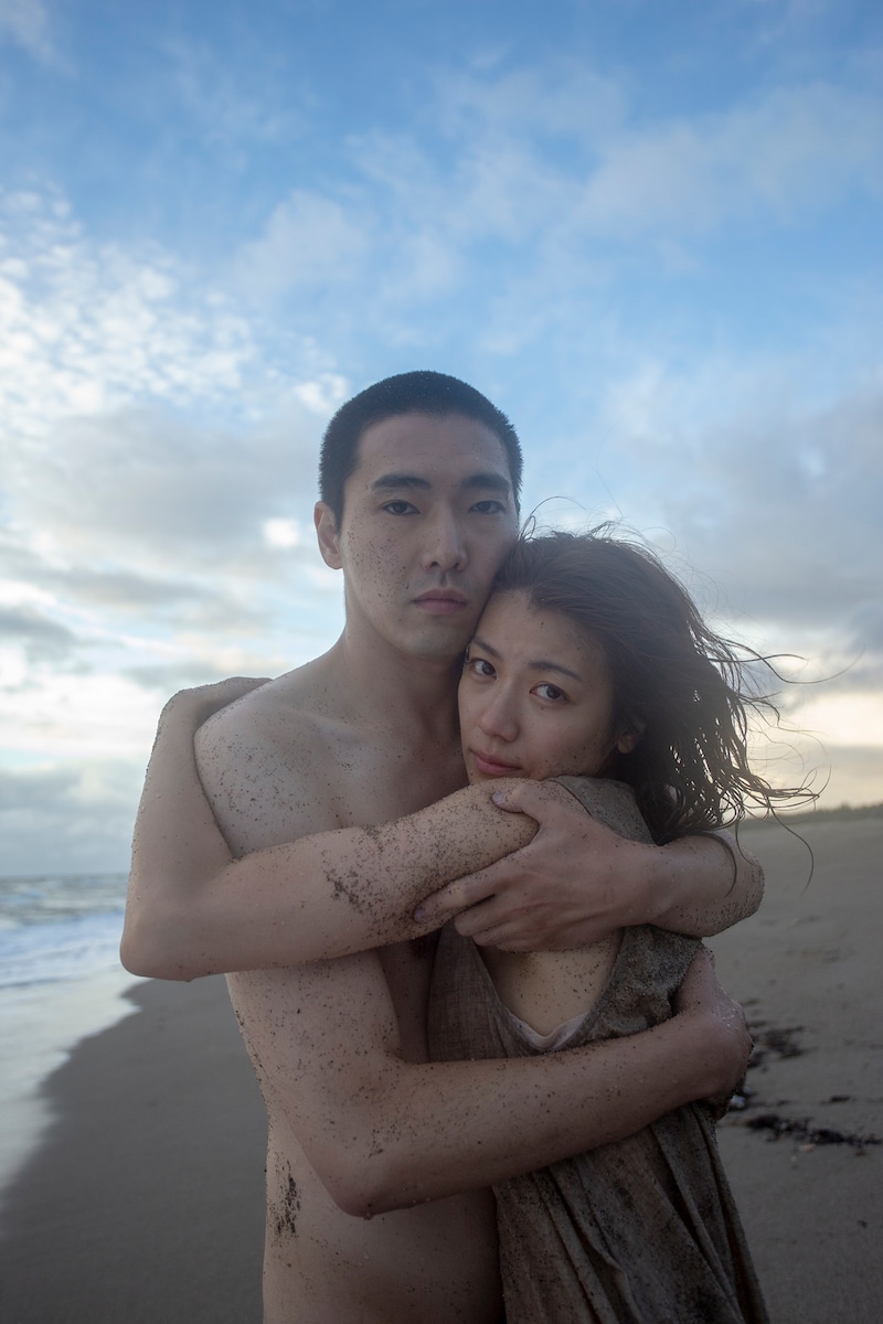 anan 2163号に掲載される「火口のふたり」ビジュアル（撮影：野村佐紀子）。