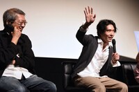 荒井晴彦（左）が現場で指示を出す姿をまねする柄本佑（右）。
