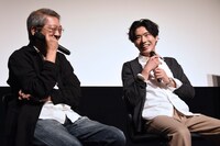 左から荒井晴彦、柄本佑。