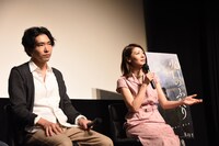 左から柄本佑、瀧内公美。