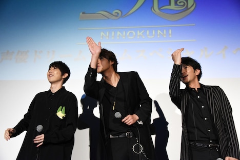 LINE LIVEのカメラを探す梶裕貴（左）、宮野真守（中央）、津田健次郎（右）。