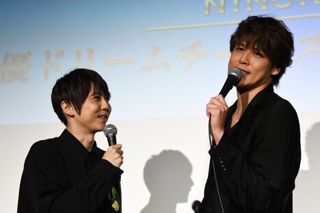 宮野真守(右)の口調が気になる梶裕貴(左)。