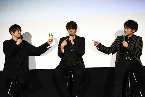 「この人は二ノ国の人では?」という質問に宮野真守(中央)を指差す梶裕貴(左)、津田健次郎(右)。