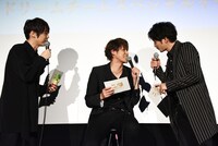 左から梶裕貴、宮野真守、津田健次郎。