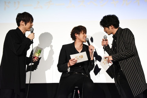 左から梶裕貴、宮野真守、津田健次郎。