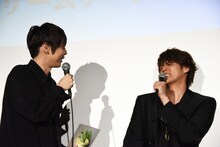 左から梶裕貴、宮野真守。