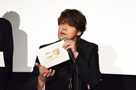 「なぜ……」の寸劇を披露する宮野真守。