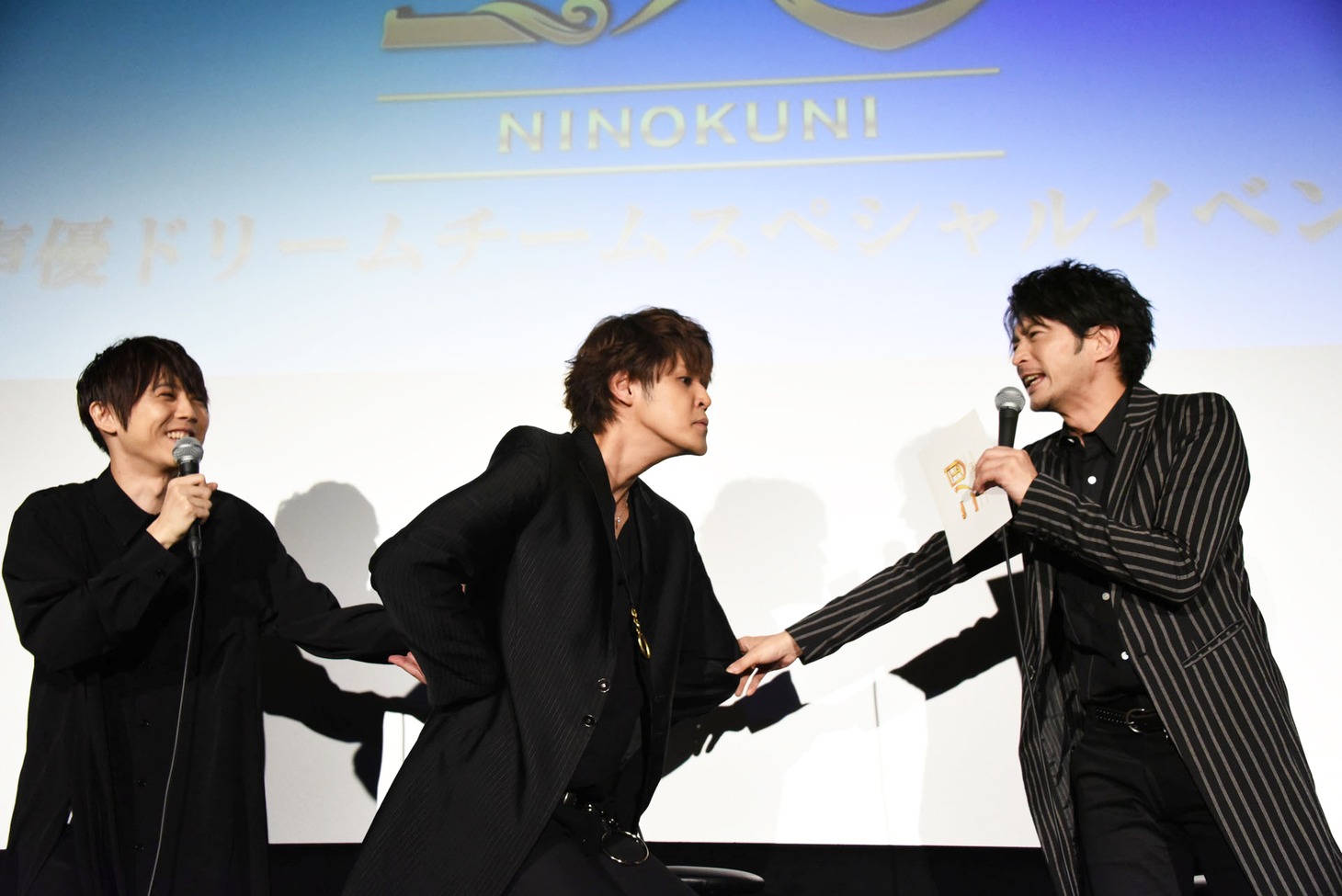 ニワトリのマネをし始める宮野真守（中央）を止める梶裕貴（左）、津田健次郎（右）。