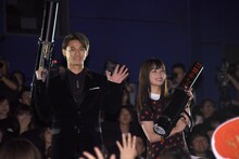 客席通路から登場した平野紫耀（左）と橋本環奈（右）。