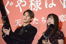 左から平野紫耀、橋本環奈。