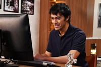 「まだ結婚できない男」より、阿部寛演じる桑野信介。