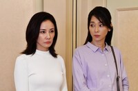 「まだ結婚できない男」より、吉田羊演じる吉山まどか（左）と稲森いずみ扮する岡野有希江（右）。