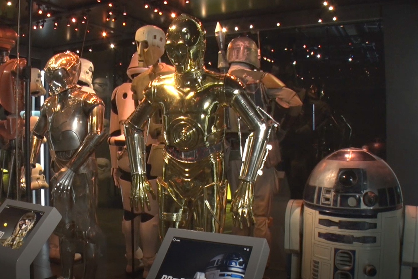 C-3PO（中央）とR2-D2（右）。