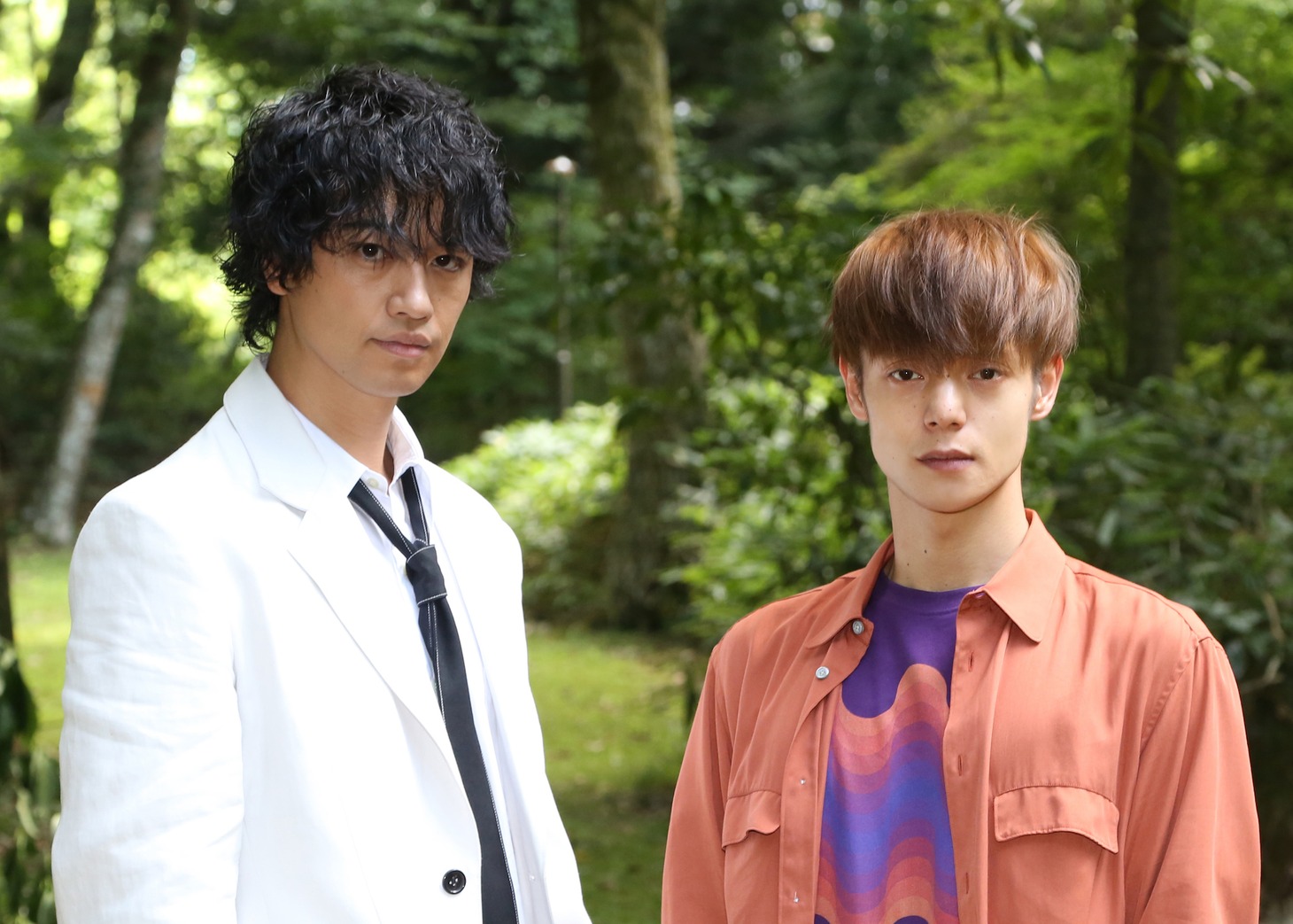 左から斎藤工演じる火村英生、窪田正孝演じる有栖川有栖。