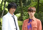 左から斎藤工演じる火村英生、窪田正孝演じる有栖川有栖。