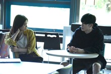 リハーサルの様子。左から紺野彩夏、長谷川慎。