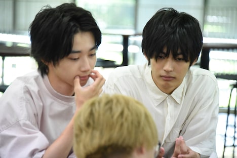 左から小野寺晃良、神尾楓珠。