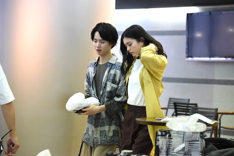 リハーサルの様子。左から小越勇輝、紺野彩夏。