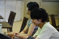 奥から若林薫、青木柚。