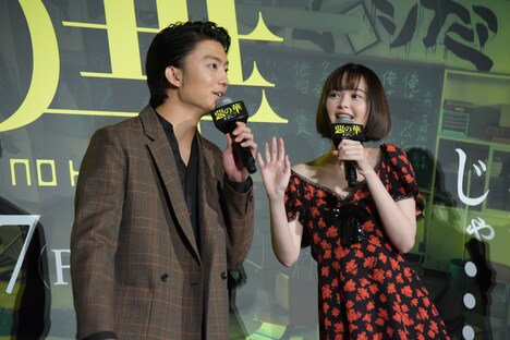 左から伊藤健太郎、玉城ティナ。