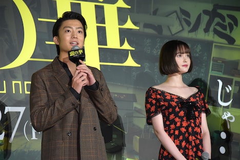 左から伊藤健太郎、玉城ティナ。