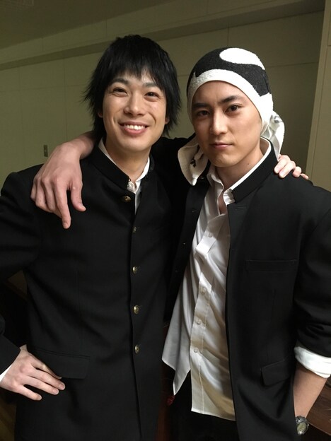 「べしゃり暮らし」オフショット。左から渡辺大知、間宮祥太朗。