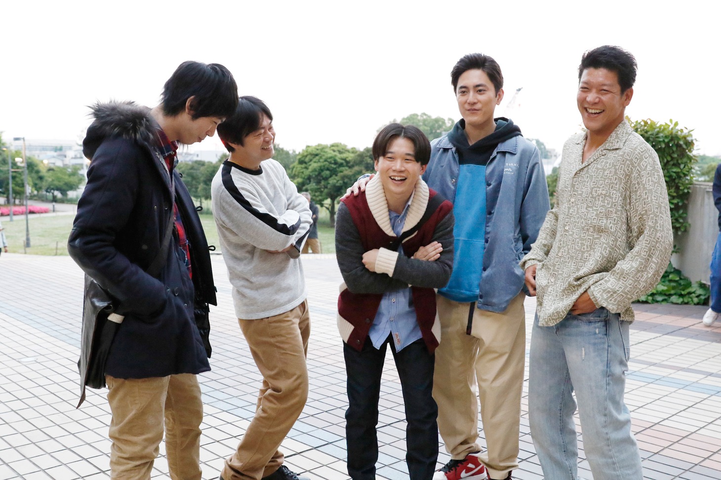 「べしゃり暮らし」オフショット。左から渡辺大知、尾上寛之、矢本悠馬、間宮祥太朗、駿河太郎。