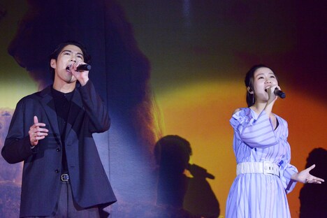 「愛を感じて」を歌う賀来賢人(左)、門山葉子(右)。