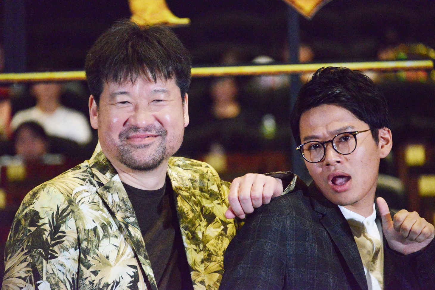 左から佐藤二朗、亜生。